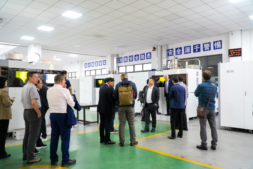 釜山机械制造企业代表团参观毅速激光金属3D打印设备研发车间.png